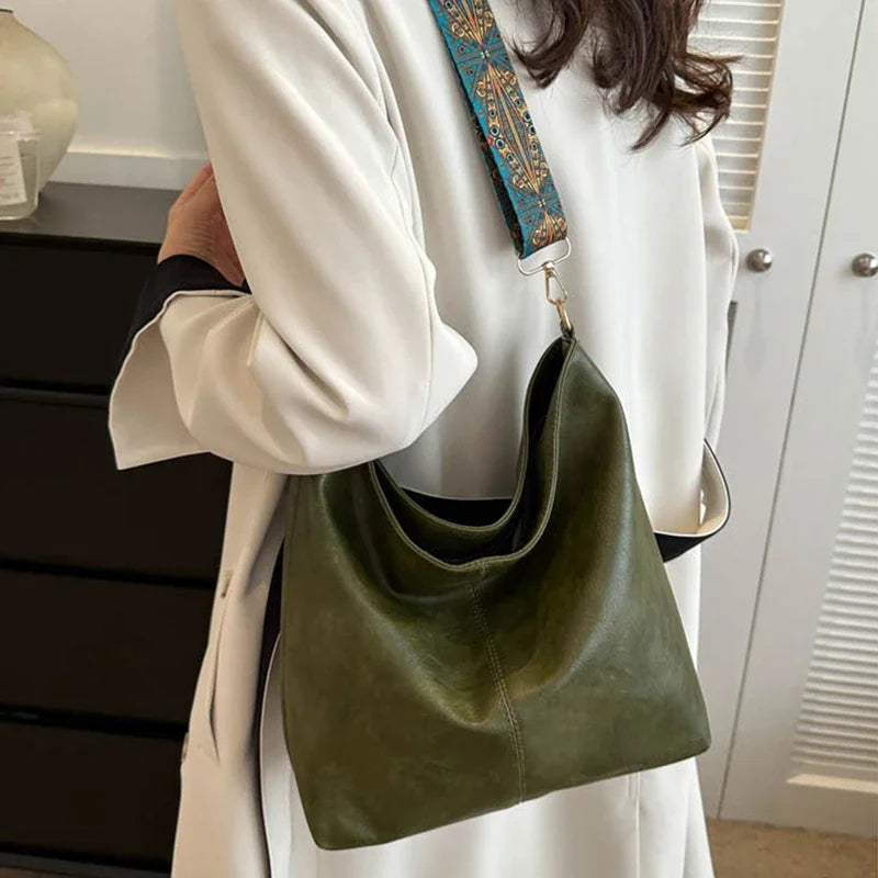 Ladies retro stylish Pu shoulder bag. Large capacity crossbody bag, simple, casual, commuting bucket bag