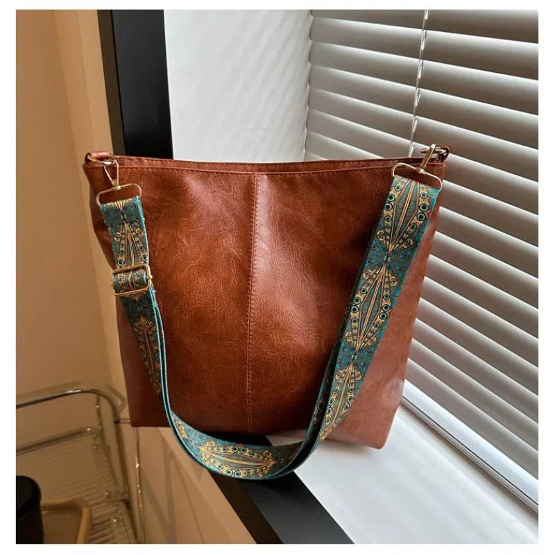 Ladies retro stylish Pu shoulder bag. Large capacity crossbody bag, simple, casual, commuting bucket bag