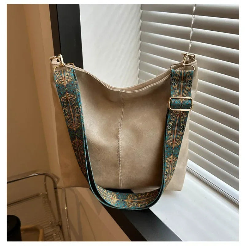 Ladies retro stylish Pu shoulder bag. Large capacity crossbody bag, simple, casual, commuting bucket bag