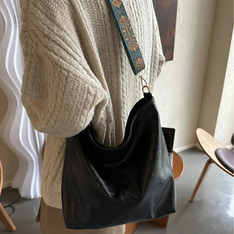 Ladies retro stylish Pu shoulder bag. Large capacity crossbody bag, simple, casual, commuting bucket bag