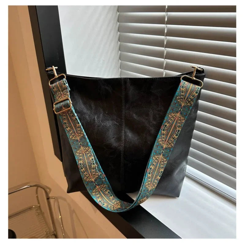 Ladies retro stylish Pu shoulder bag. Large capacity crossbody bag, simple, casual, commuting bucket bag