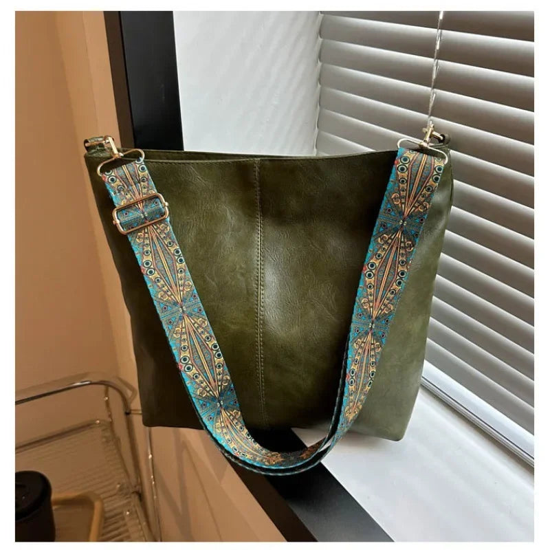 Ladies retro stylish Pu shoulder bag. Large capacity crossbody bag, simple, casual, commuting bucket bag